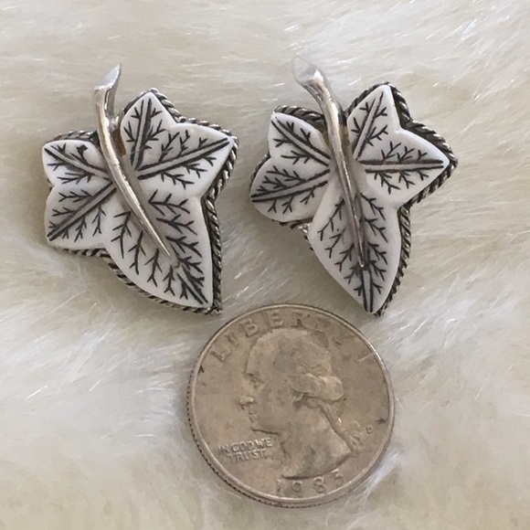 Vintage Boucher Signed Clip On Earrings - Picture 4 of 8